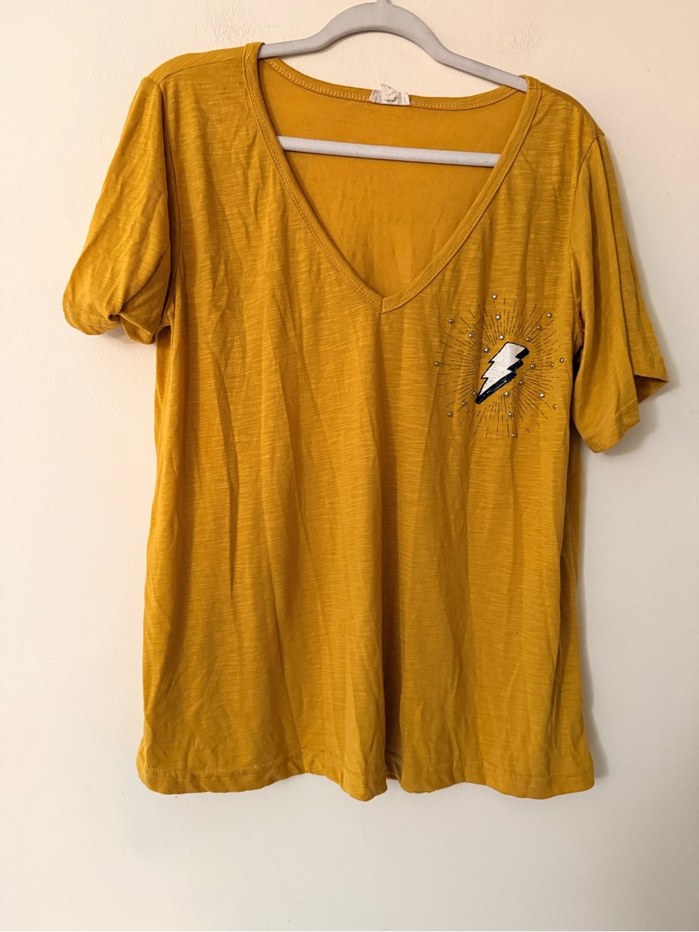 POL Mustard V-Neck Lightning Graphic Women’s Tee, size M